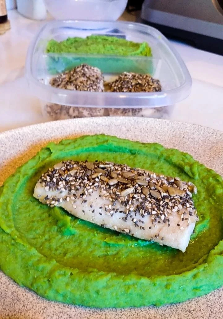 Plato gourmet sin gluten con hojas frescas