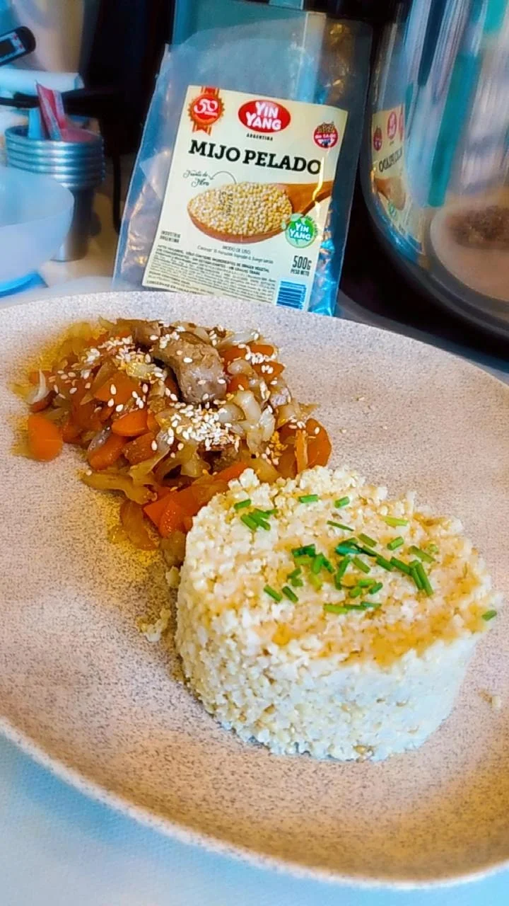 Vianda saludable de mijo con vegetales y carne sin gluten