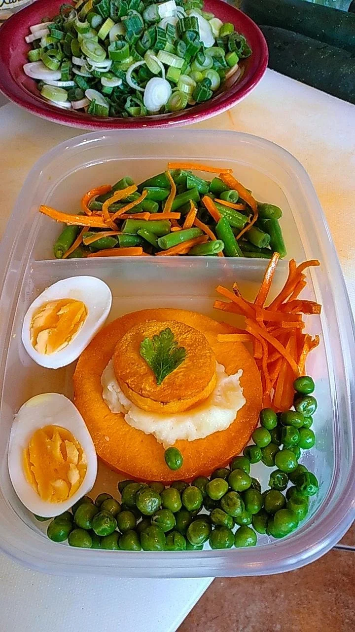 Almuerzo casero nutritivo de huevo, puré y verduras